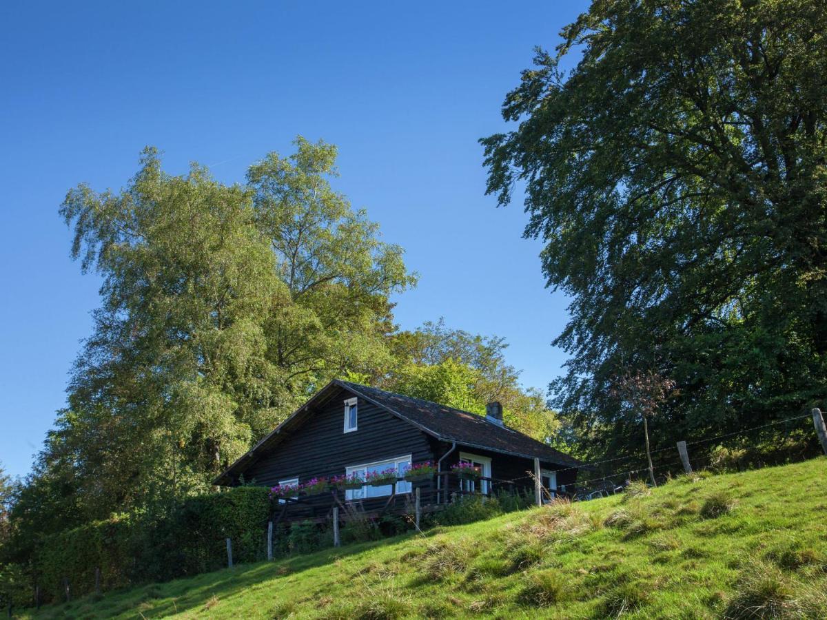 Open Wooden Chalet Built Against A Hill Francorchamps Exteriör bild