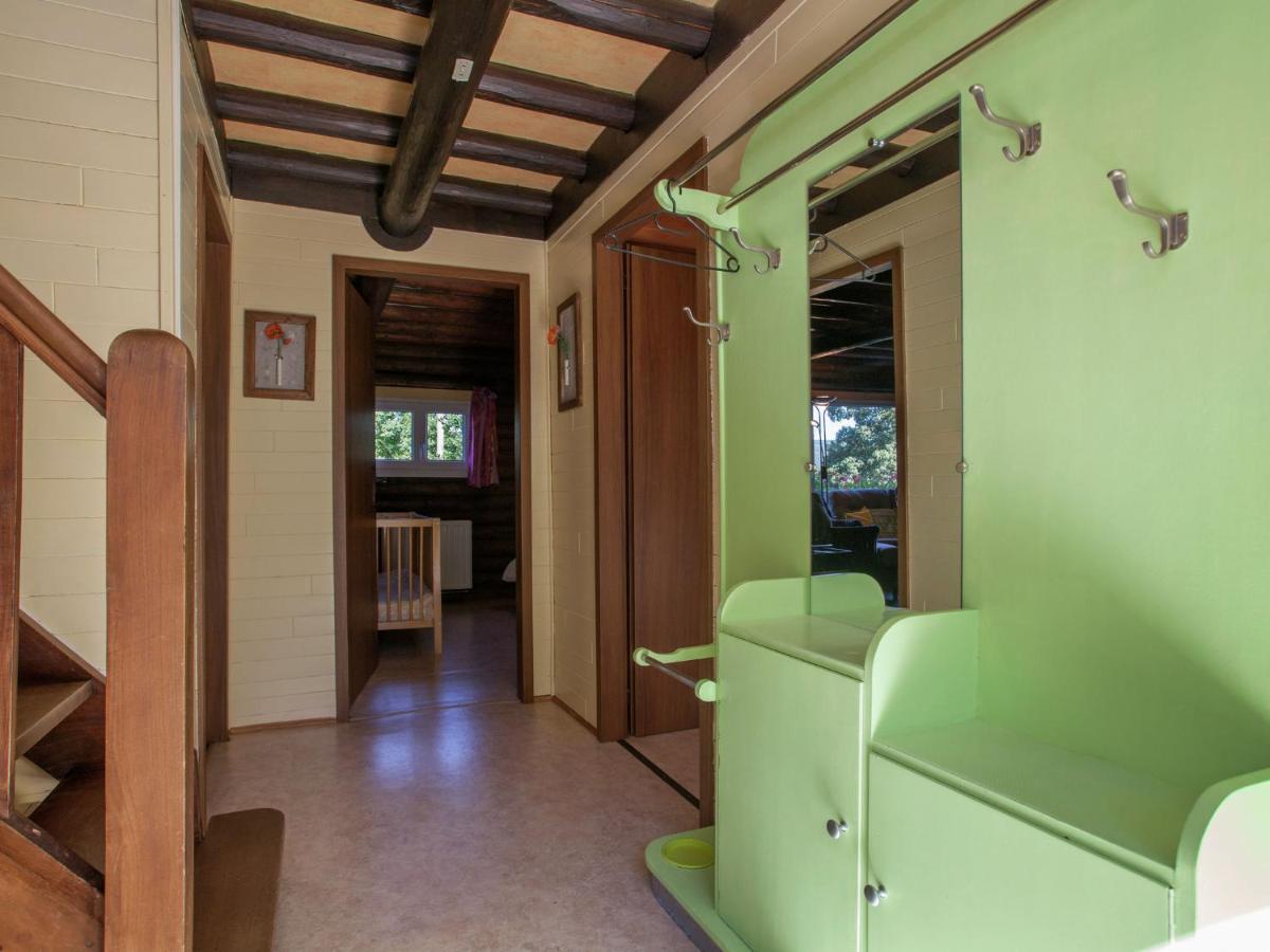 Open Wooden Chalet Built Against A Hill Francorchamps Exteriör bild
