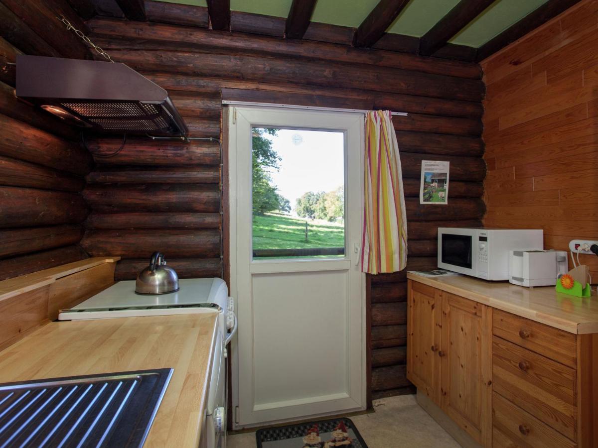 Open Wooden Chalet Built Against A Hill Francorchamps Exteriör bild