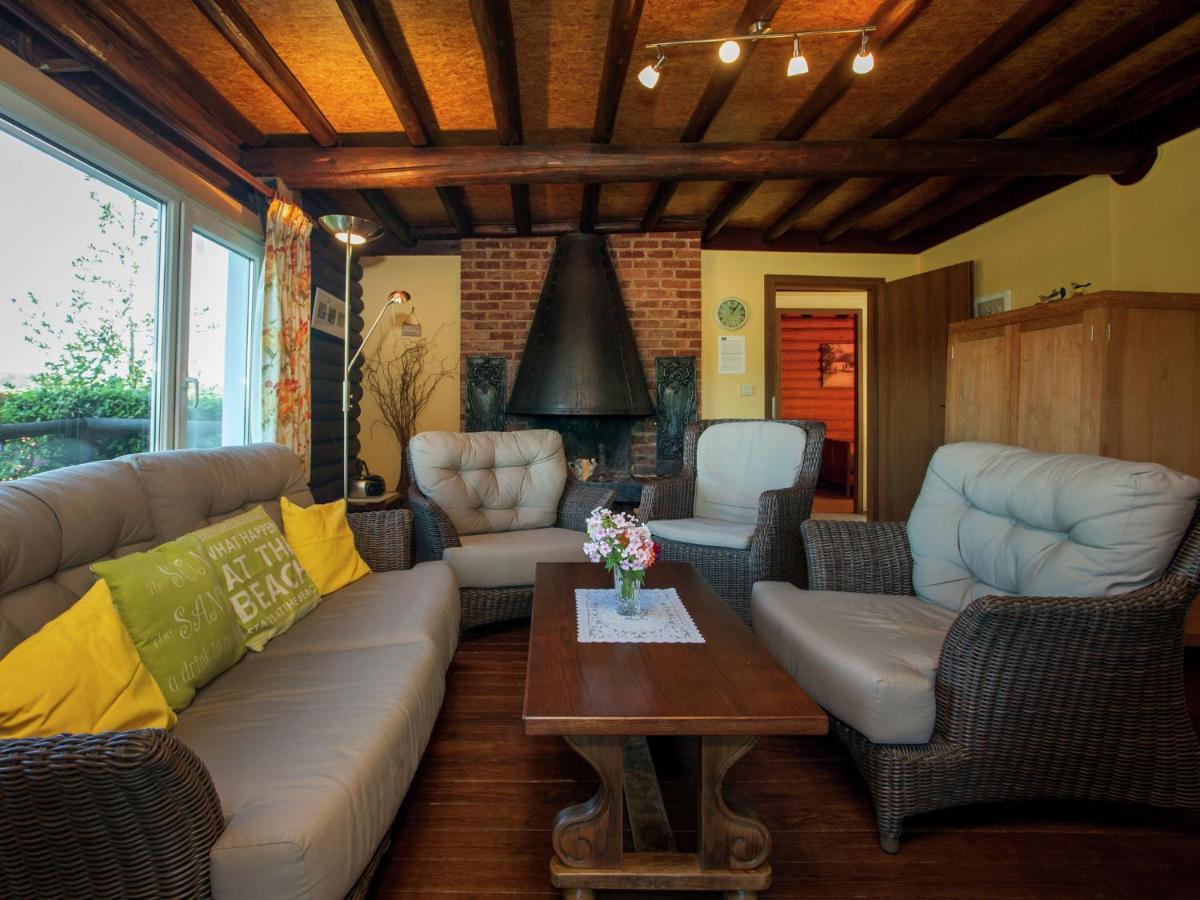 Open Wooden Chalet Built Against A Hill Francorchamps Exteriör bild