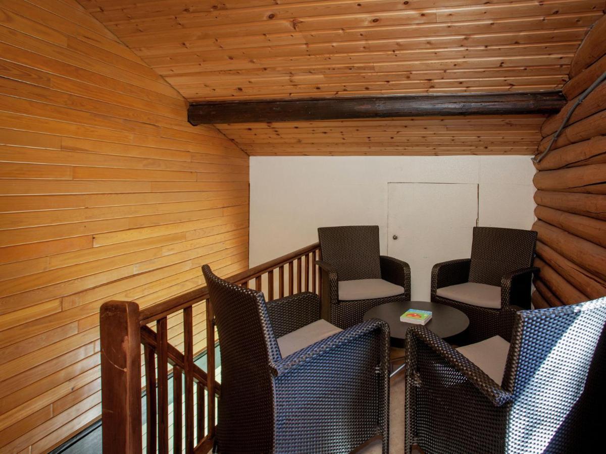 Open Wooden Chalet Built Against A Hill Francorchamps Exteriör bild