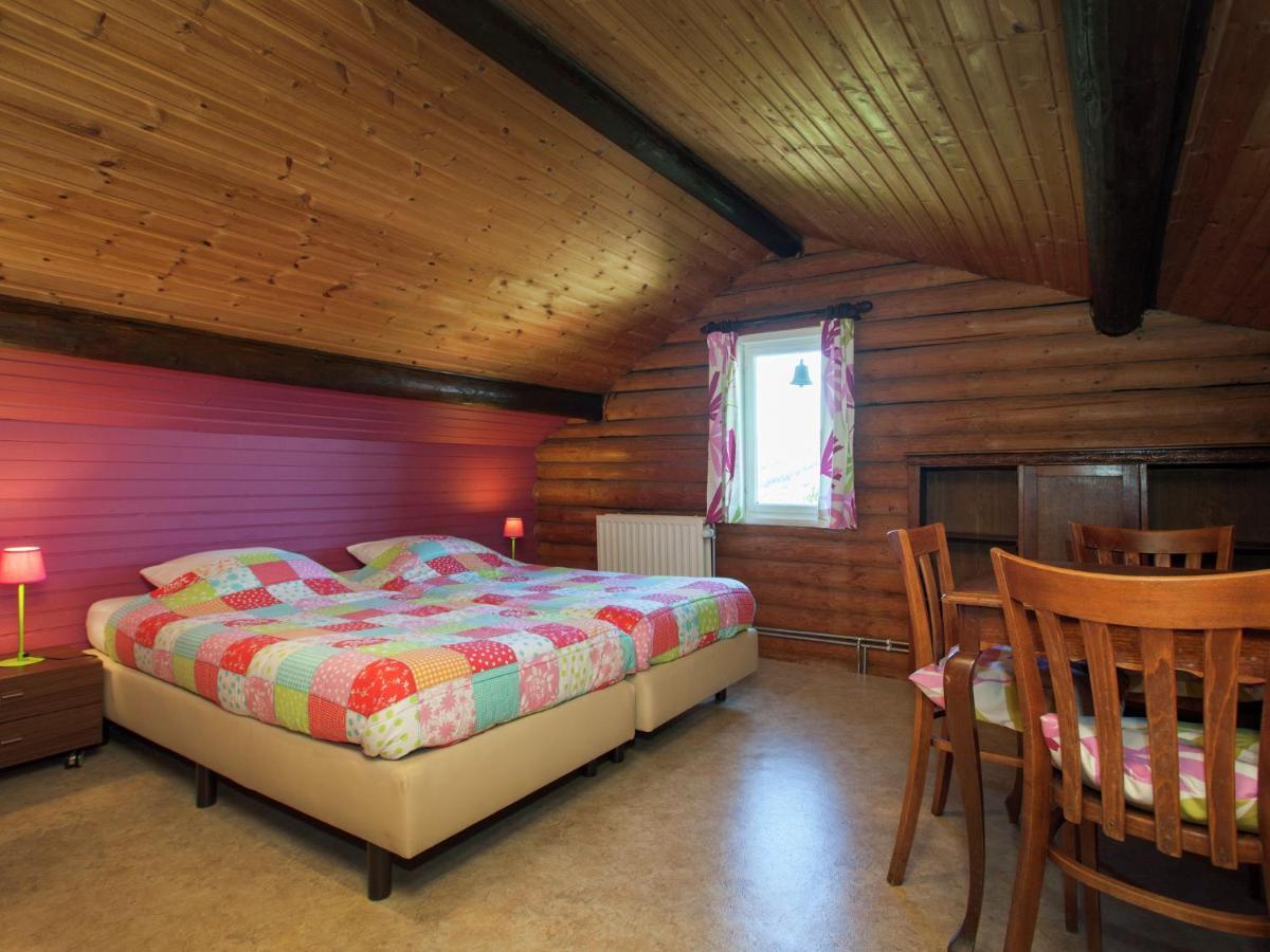 Open Wooden Chalet Built Against A Hill Francorchamps Exteriör bild