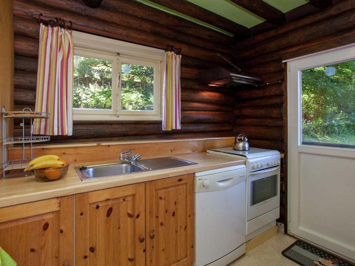 Open Wooden Chalet Built Against A Hill Francorchamps Exteriör bild