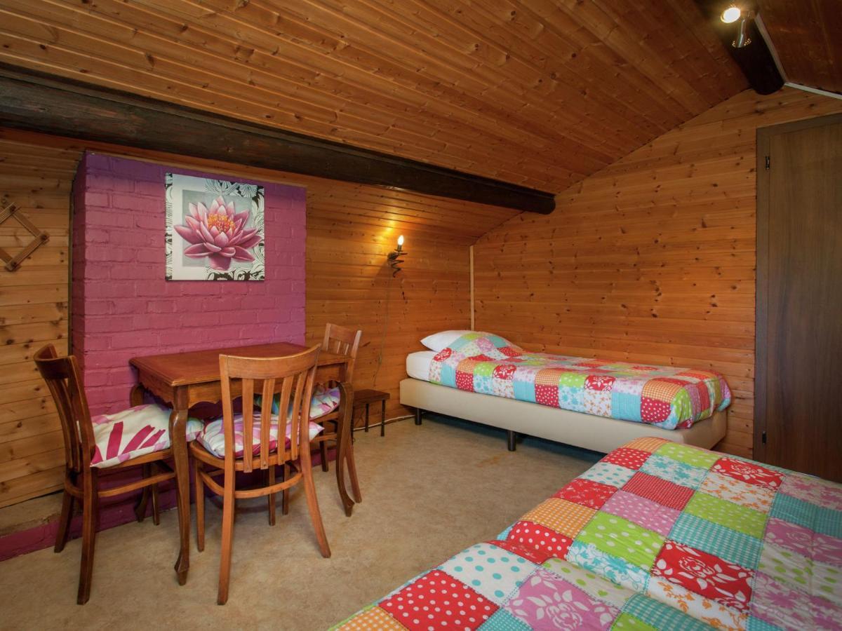 Open Wooden Chalet Built Against A Hill Francorchamps Exteriör bild